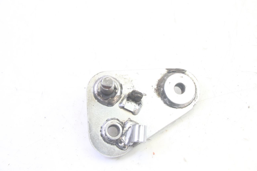 photo de FRONT RIGHT FOOTREST MOUNT KYMCO ZING 125 (1997 - 2003) - Zoom on usage condition