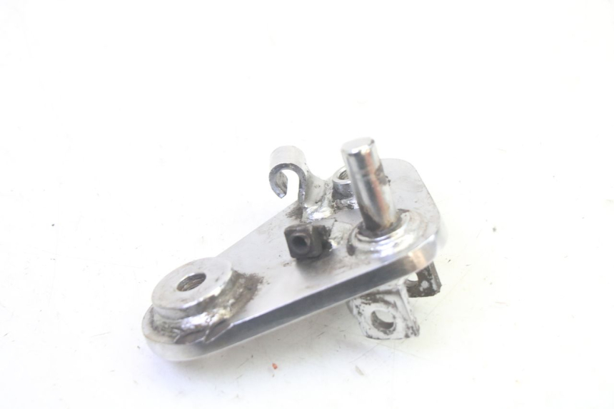 photo de FRONT RIGHT FOOTREST MOUNT KYMCO ZING 125 (1997 - 2003) - Alternative perspective