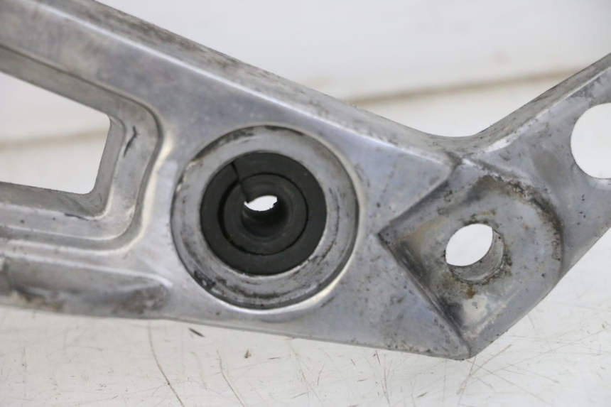 photo de FRONT LEFT FOOTREST MOUNT YAMAHA FJ 36Y 1100 (1984 - 1985)