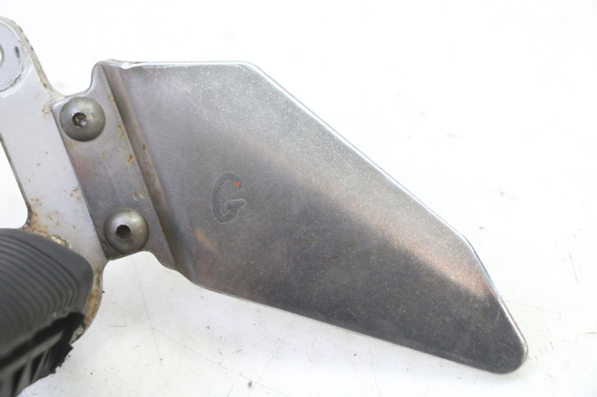 photo de FRONT LEFT FOOTREST MOUNT SUZUKI GS GSE 500 (2001 - 2003)