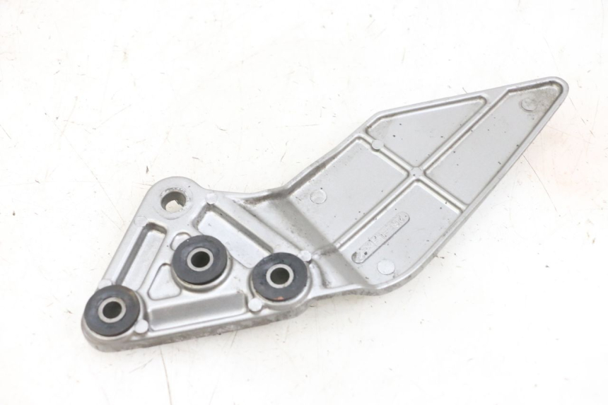 photo de FRONT LEFT FOOTREST MOUNT SUZUKI GSF N BANDIT 600 (1996 - 1999) - Component detail