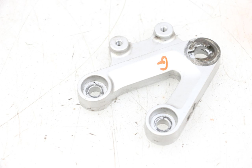 photo de FRONT LEFT FOOTREST MOUNT SUZUKI GSXR GSX-R 1000 (2003 - 2004) - Alternative perspective