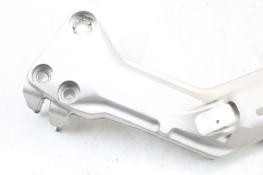 photo de FRONT LEFT FOOTREST MOUNT HUSQVARNA SVARTPILEN 401 (2018 - 2023)