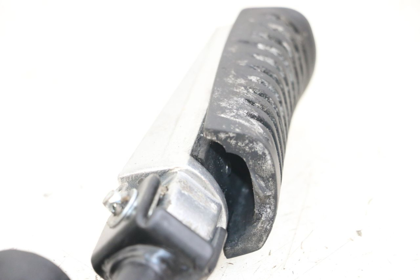 photo de FRONT LEFT FOOTREST MOUNT KYMCO K-PW K-PIPE 50 (2012 - 2017)