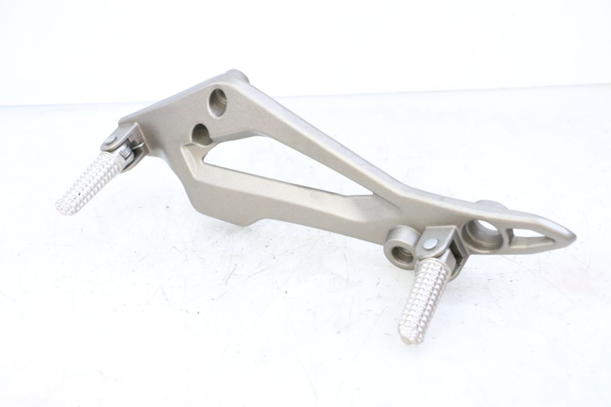 photo de FRONT LEFT FOOTREST MOUNT KIDEN KD125-G 125 (2018 - 2022)