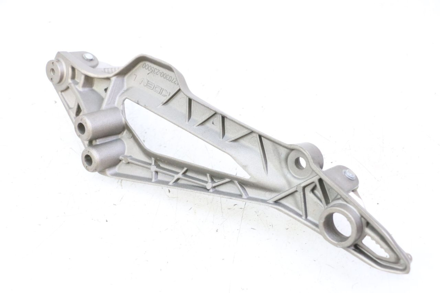 photo de FRONT LEFT FOOTREST MOUNT KIDEN KD125-G 125 (2018 - 2022)