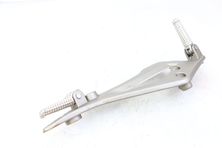photo de FRONT LEFT FOOTREST MOUNT KIDEN KD125-G 125 (2018 - 2022)