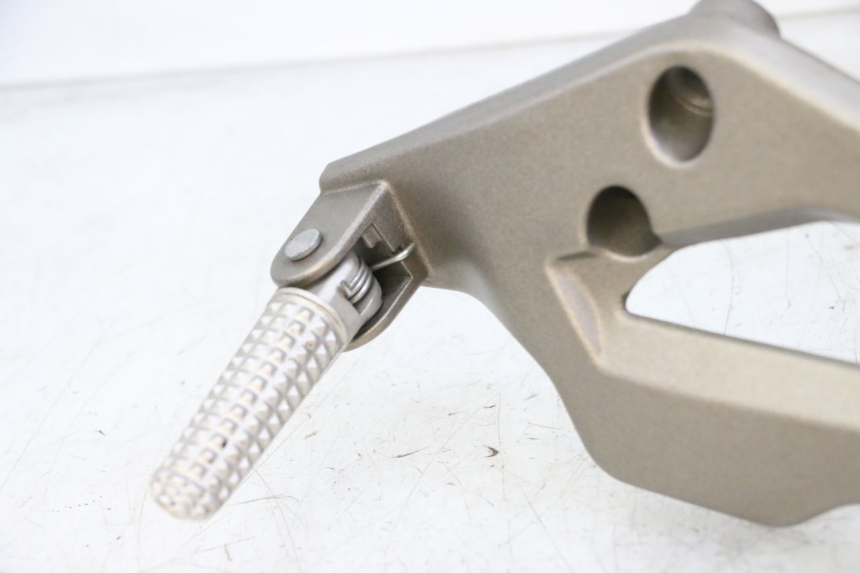 photo de FRONT LEFT FOOTREST MOUNT KIDEN KD125-G 125 (2018 - 2022)
