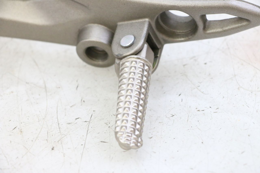 photo de FRONT LEFT FOOTREST MOUNT KIDEN KD125-G 125 (2018 - 2022)
