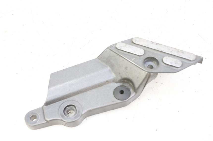 photo de FRONT LEFT FOOTREST MOUNT TRIUMPH SPRINT 900 (1995 - 1998)