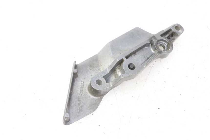 photo de FRONT LEFT FOOTREST MOUNT TRIUMPH SPRINT 900 (1995 - 1998)