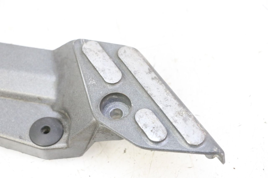 photo de FRONT LEFT FOOTREST MOUNT TRIUMPH SPRINT 900 (1995 - 1998)