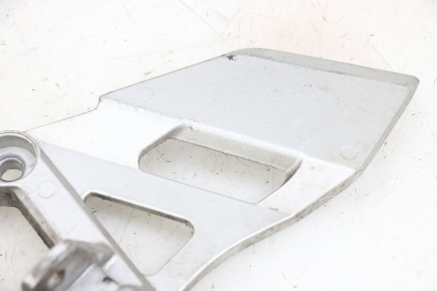 photo de LEFT FRONT FOOTREST BRACKET DAELIM VJ ROADWIN FI 125 (2008 - 2017) - Zoom on usage condition