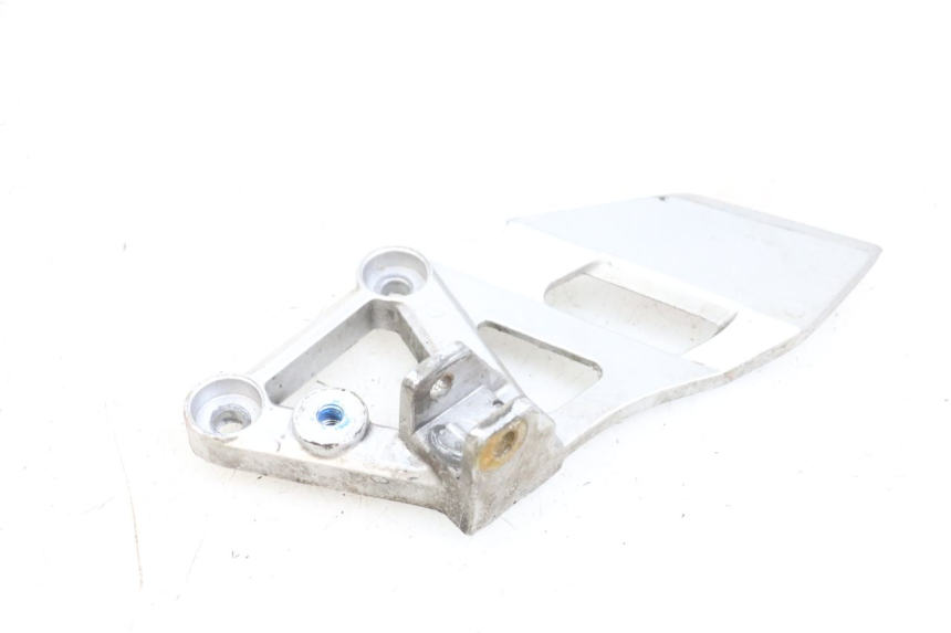 photo de LEFT FRONT FOOTREST BRACKET DAELIM VJ ROADWIN FI 125 (2008 - 2017) - Alternative perspective