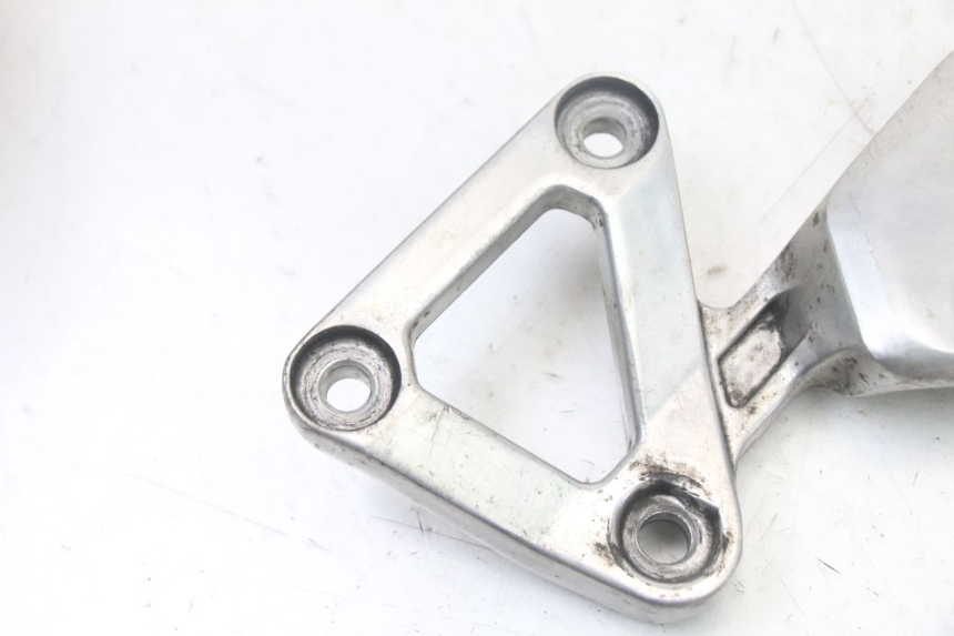 photo de LEFT FRONT FOOTREST BRACKET YAMAHA FZS FAZER 600 (2001 - 2003)