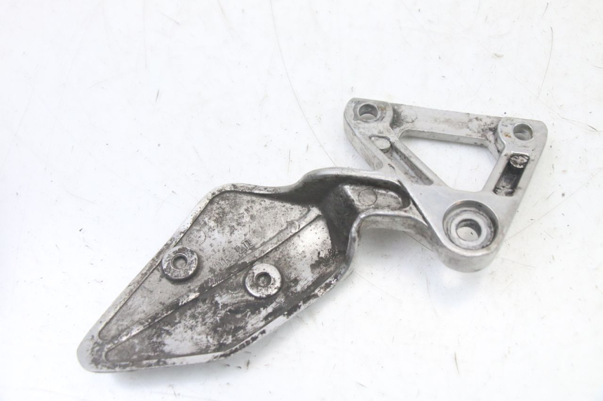 photo de LEFT FRONT FOOTREST BRACKET YAMAHA FZS FAZER 600 (2001 - 2003)