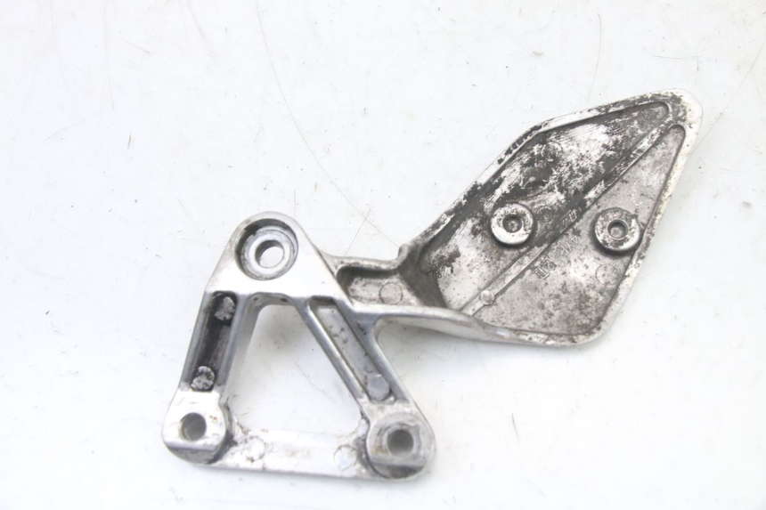 photo de LEFT FRONT FOOTREST BRACKET YAMAHA FZS FAZER 600 (2001 - 2003)