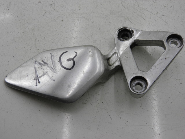 photo de LEFT FRONT FOOTREST BRACKET YAMAHA FZS FAZER 600 (1998 - 2001) - Main view