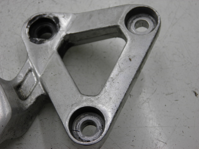 photo de LEFT FRONT FOOTREST BRACKET YAMAHA FZS FAZER 600 (1998 - 2001) - Component detail