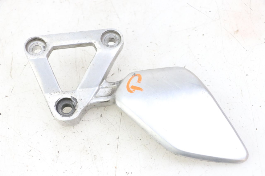 photo de LEFT FRONT FOOTREST BRACKET YAMAHA FZS FAZER 600 (2001 - 2003)
