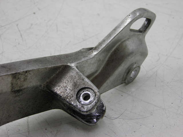 photo de FRONT LEFT FOOTREST MOUNT YAMAHA TDM 900 (2004 - 2006) - Component detail