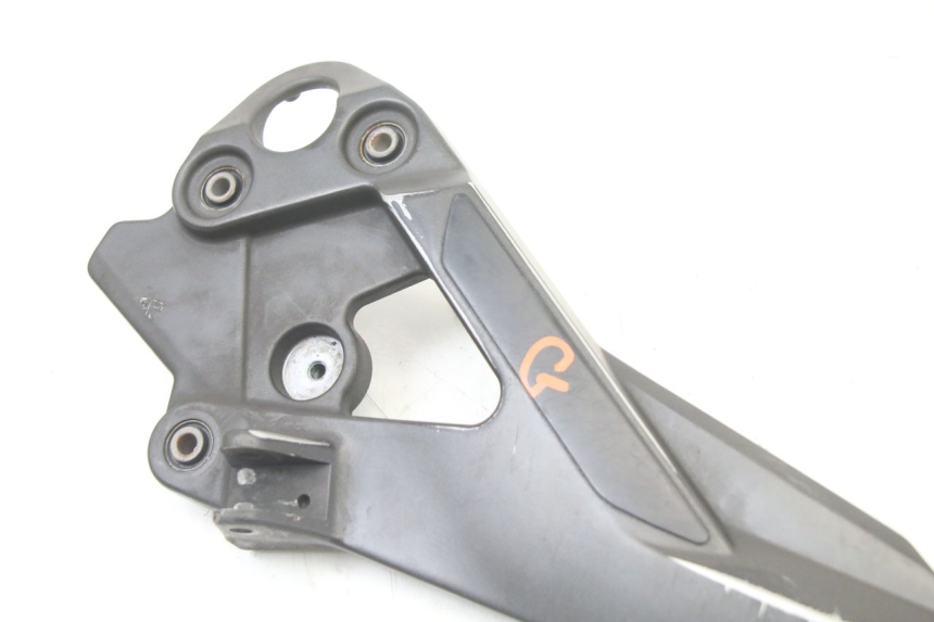 photo de FRONT LEFT FOOTREST MOUNT YAMAHA XJ6 ABS 600 (2008 - 2016)