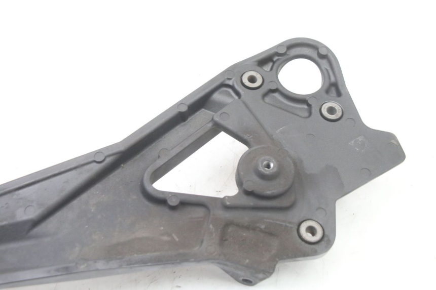 photo de FRONT LEFT FOOTREST MOUNT YAMAHA XJ6 ABS 600 (2008 - 2016)