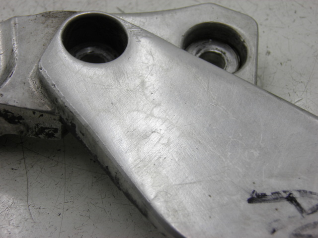 photo de FRONT LEFT FOOTREST MOUNT YAMAHA XJR 1300 (1998 - 2002) - Zoom on usage condition