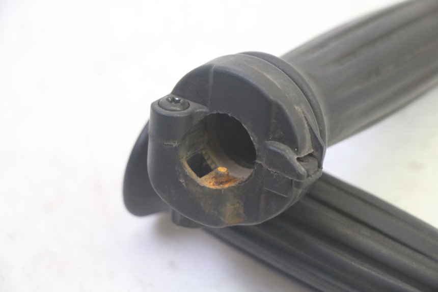 photo de THROTTLE GRIP PEUGEOT DJANGO 4T 50 (2014 - 2019) - Zoom on usage condition
