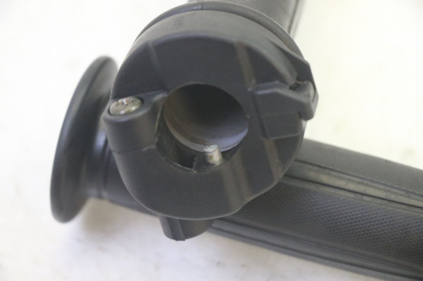 photo de THROTTLE GRIP SYM FIDDLE 3 III 125 (2014 - 2020) - Zoom on usage condition
