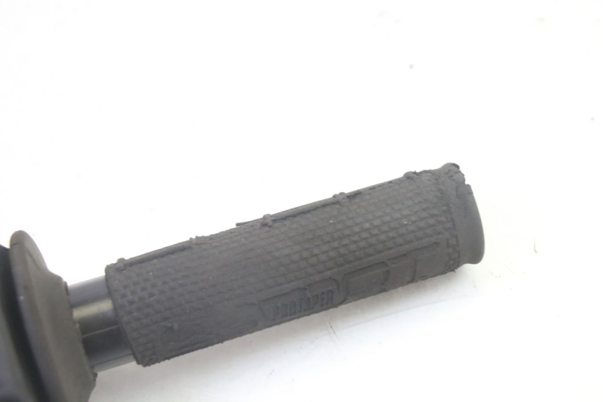 photo de THROTTLE GRIP PEUGEOT LUDIX 50 (2005 - 2007) - Zoom on usage condition