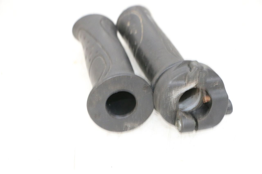 photo de THROTTLE GRIP SYM ORBIT III 3 4T 50 (2018 - 2021) - Surface and material condition