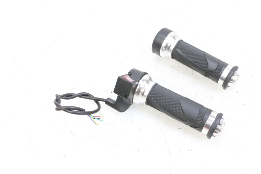 photo de THROTTLE GRIP EFUN PUSA 1 - Technical close-up