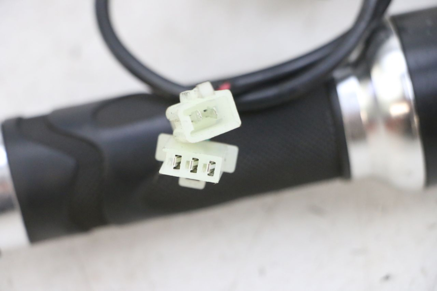 photo de THROTTLE GRIP EFUN PUSA 1 - Alternative perspective