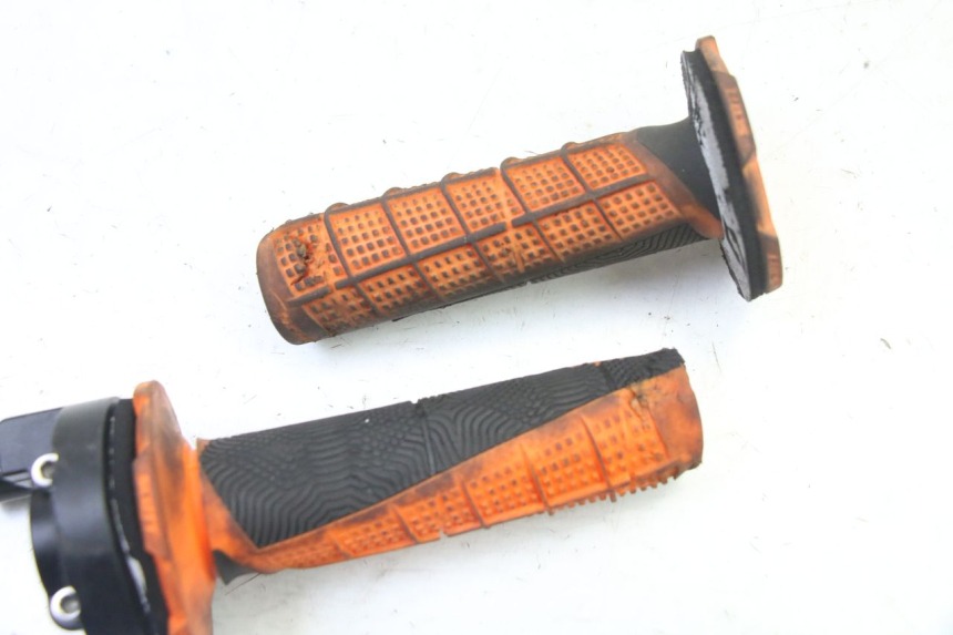 photo de THROTTLE GRIP APOLLO RFZ 125