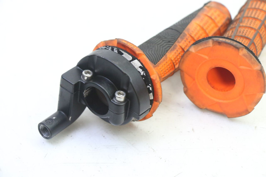 photo de THROTTLE GRIP APOLLO RFZ 125