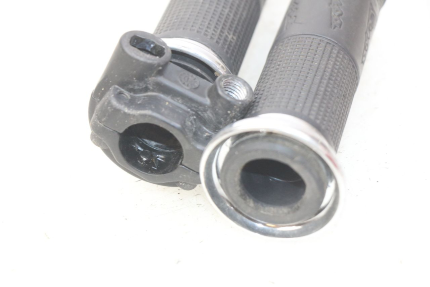 photo de THROTTLE GRIP PIAGGIO VESPA GTS IGET ABS 125 (2017 - 2023)