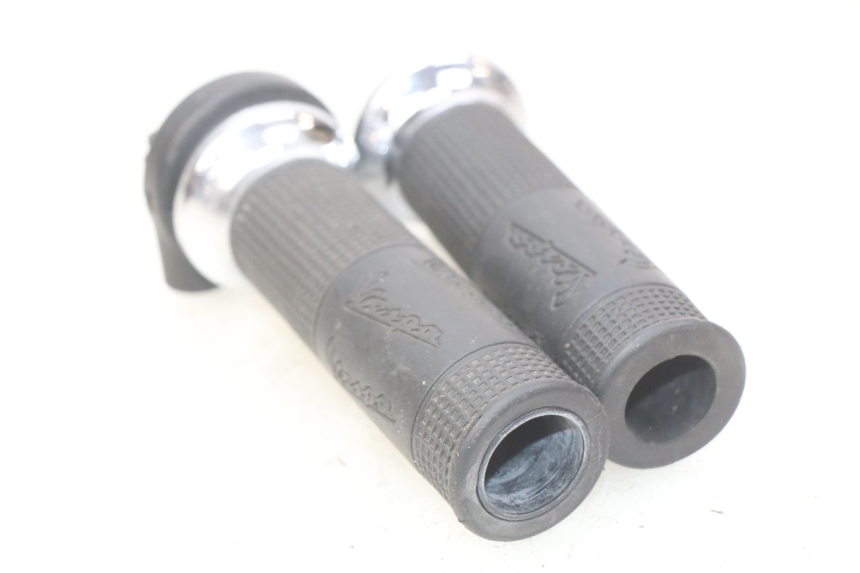 photo de THROTTLE GRIP PIAGGIO VESPA GTS IGET ABS 125 (2017 - 2023)