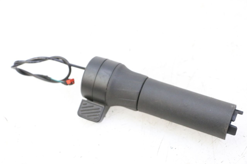 photo de THROTTLE GRIP SEGWAY NINEBOT ZT3 PRO 1
