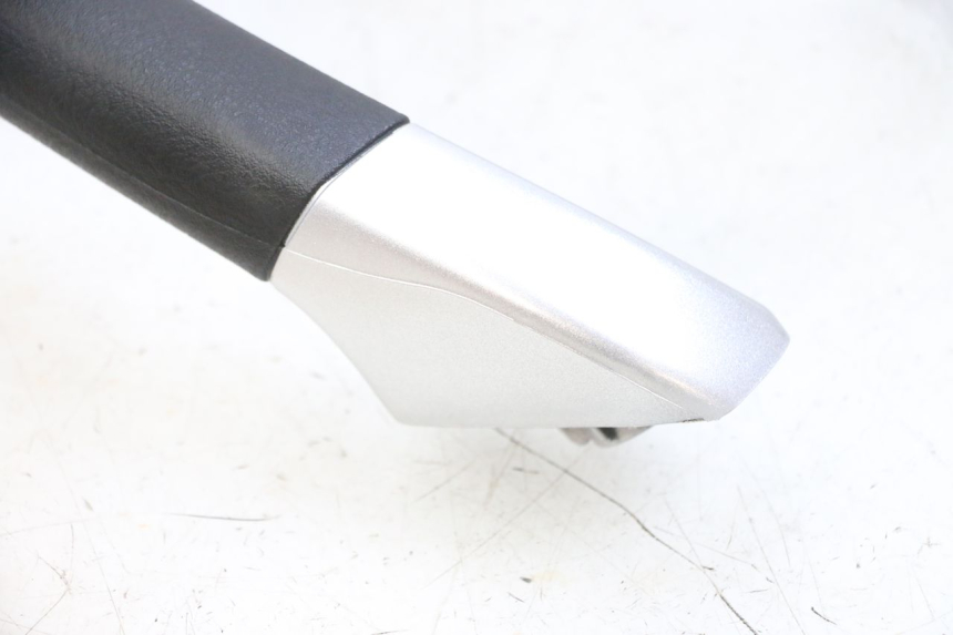 photo de GRAB RAIL PIAGGIO MP3 RL 250 (2007 - 2010) - Fixing points details