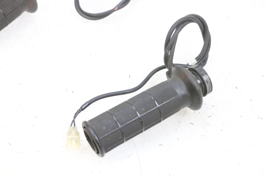 photo de HANDLEBAR GRIP SUZUKI BURGMAN 650 (2013 - 2020)