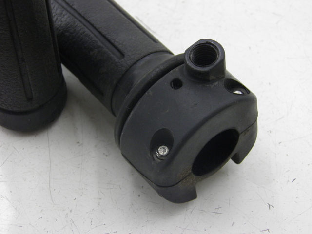 photo de HANDLEBAR GRIP HONDA FES PANTHEON 125 (2003 - 2007) - Technical close-up