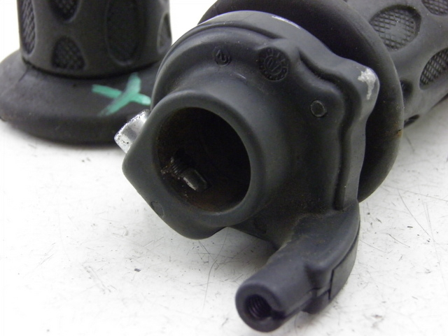 photo de HANDLEBAR GRIP PIAGGIO MP3 RL 125 (2006 - 2014) - Zoom on usage condition