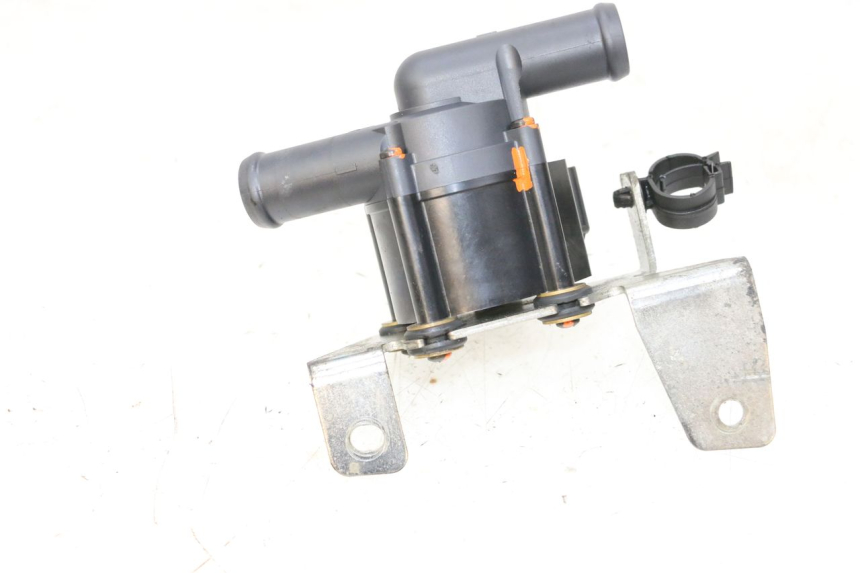 photo de WATER PUMP PIAGGIO VESPA GTS SUPER IE 125 (2009 - 2016) - Fixing points details