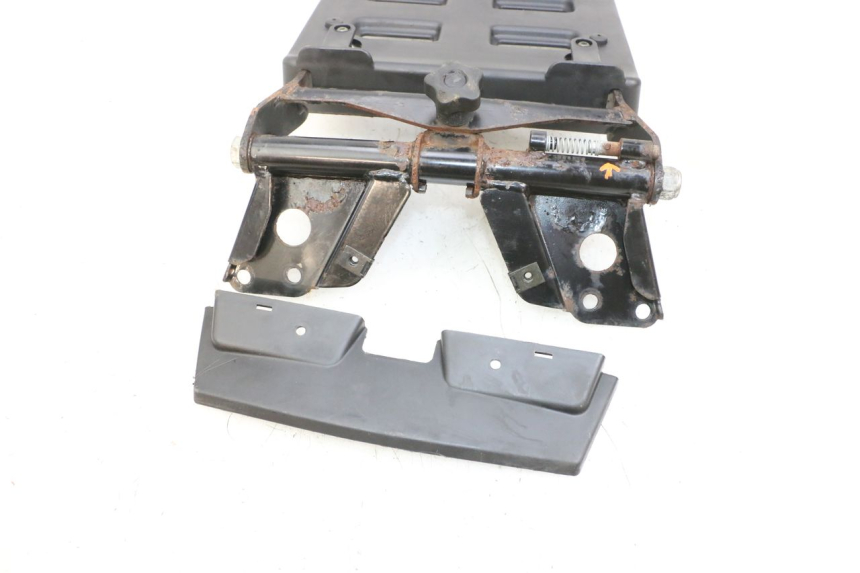 photo de LUGGAGE RACK PIAGGIO MP3 RL 250 (2006 - 2010) - Fixing points details