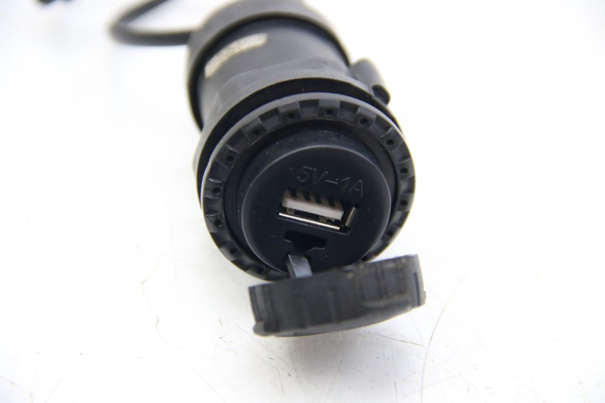 photo de CIGARETTE LIGHTER SOCKET LVNENG S5 1 (2019 - 2023)