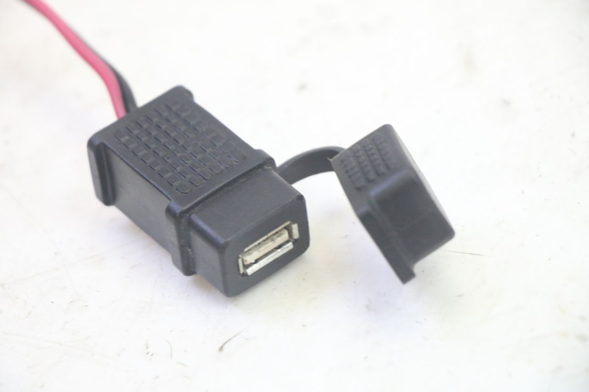 photo de CIGAR LIGHTER SOCKET PIAGGIO MP3 HPE 350 (2018 - 2020) - Zoom on usage condition