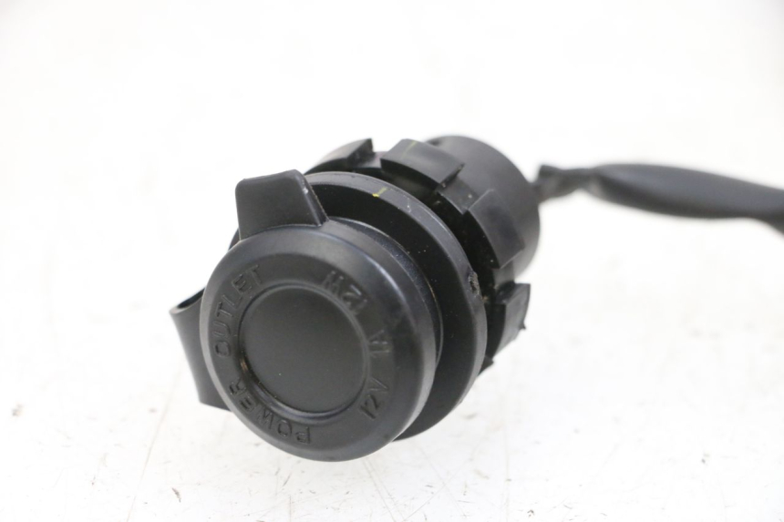 photo de CIGAR LIGHTER SOCKET YAMAHA NEO'S CORE 1 (2022 - 2026) - Zoom on usage condition