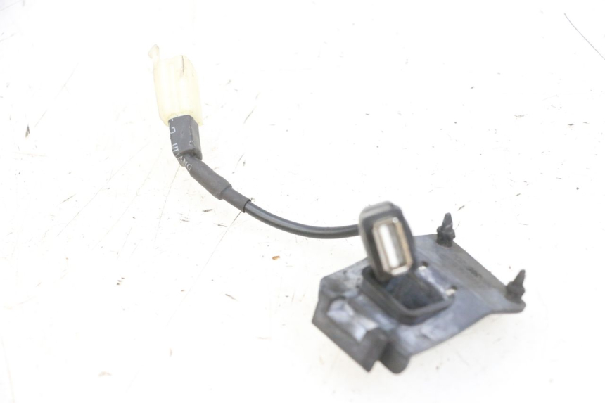 photo de CIGAR LIGHTER SOCKET PEUGEOT SPEEDFIGHT 4 4T EFI 50 (2021 - 2025) - Zoom on usage condition