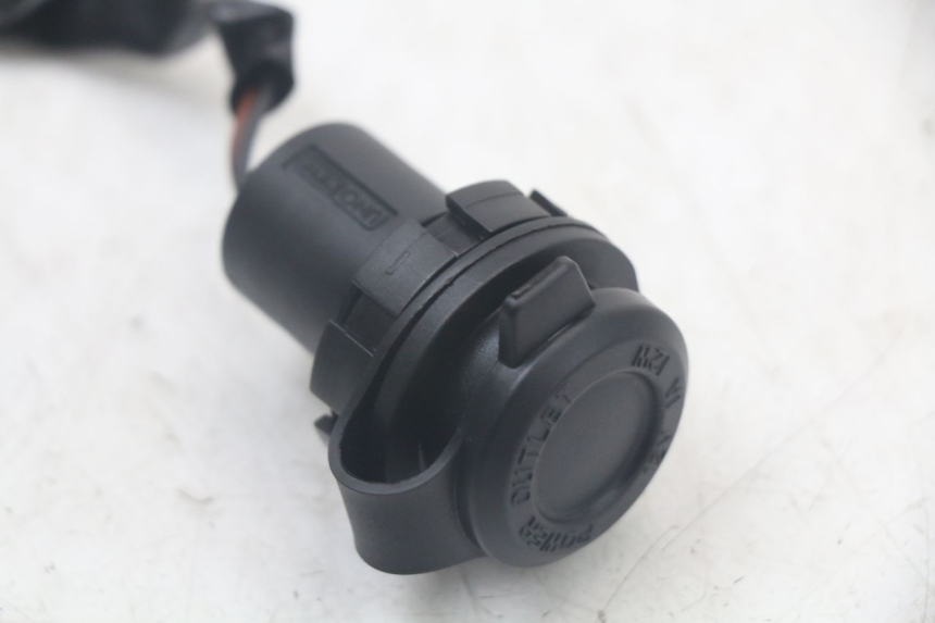 photo de CIGARETTE LIGHTER SOCKET YAMAHA XMAX X-MAX ABS 125 (2017 - 2020) - Technical close-up